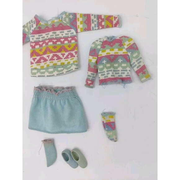 Vintage 1984 Barbie Skipper So Active Fashions Sweatshirt Skirt Socks Shoes 7918 - Picture 3 of 12
